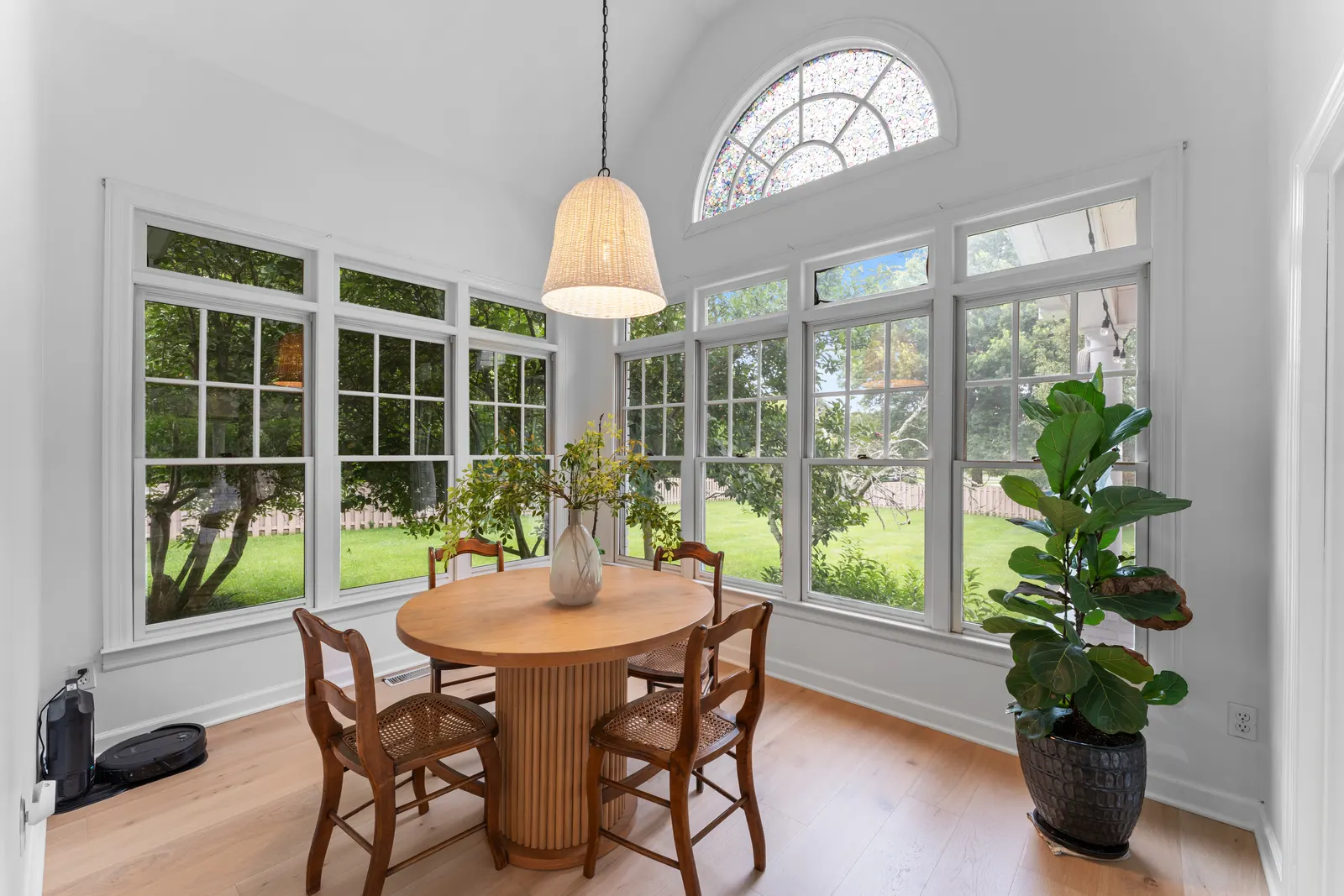 Breakfast nook wrapped in arched bay windows